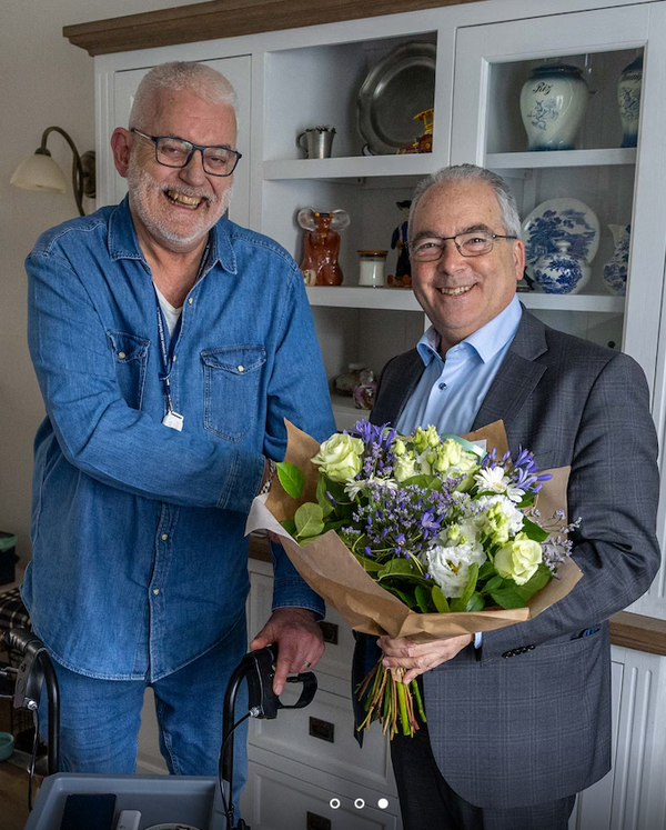Met een sensor en een noodknop voelt David (73) uit Goes zich een stuk veiliger: ‘Er kan altijd iets gebeuren’