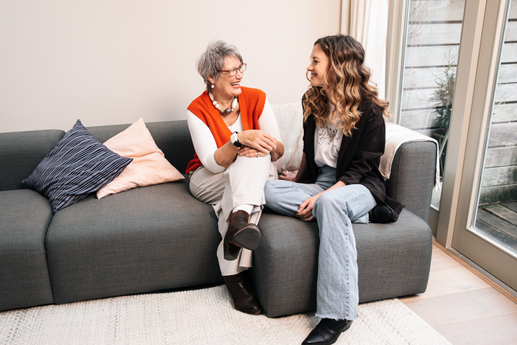 Een alarmknop en sensoren voor je ouders